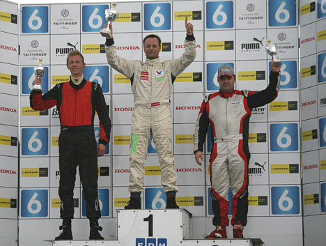 Claus Christensen øverst på podiet sammen med Michael Christensen (tv) på 2. pladsen og Jacob Kristensen (th) på 3. pladsen.
